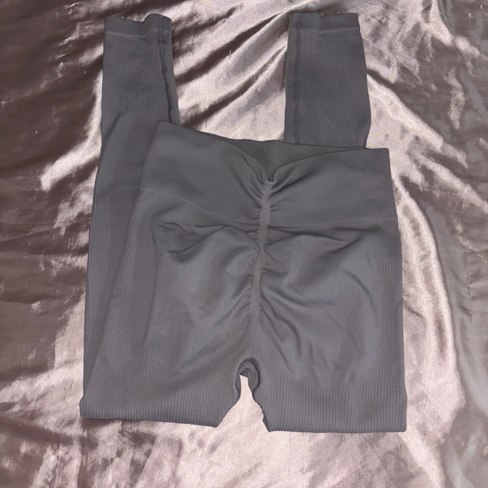 No brand butt lifting Gray Leggings 💎